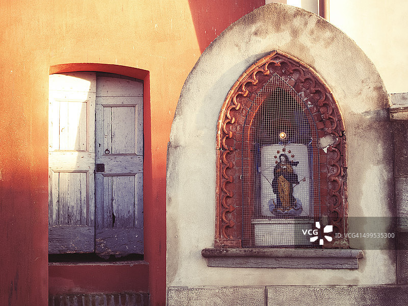 意大利小镇街道上的宗教圣殿图片素材