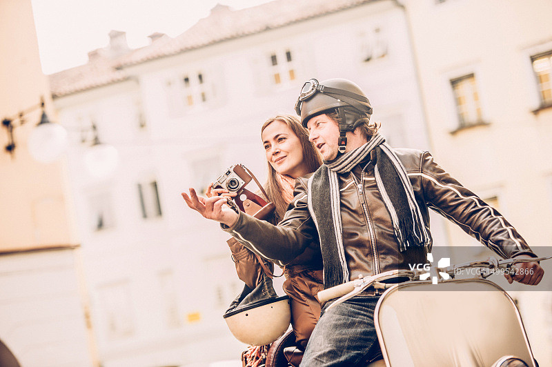在意大利骑Vespa的复古情侣图片素材