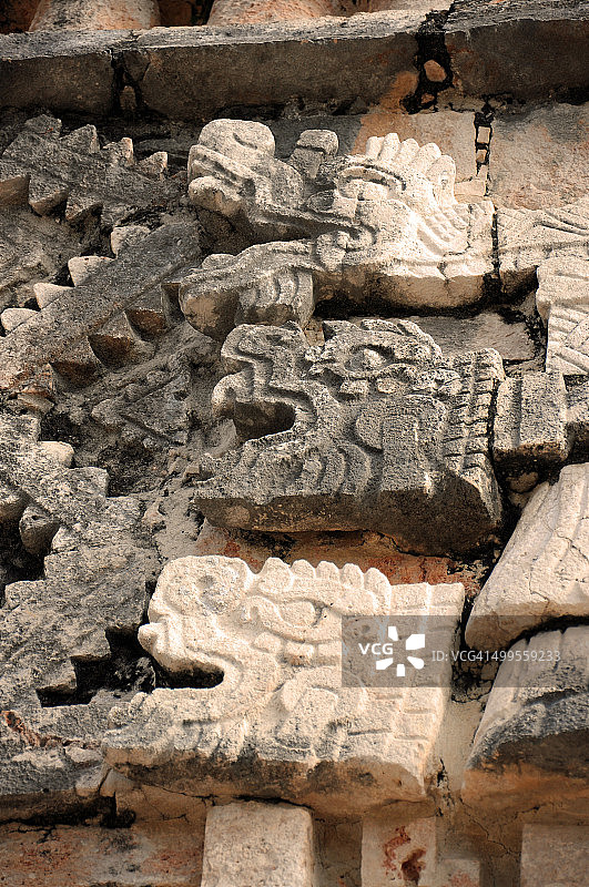 玛雅蛇雕塑，寺庙立面图片素材