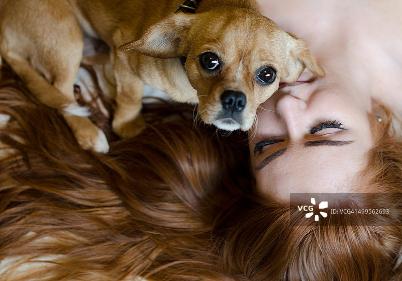 年轻女人与狗的亲密接触图片素材