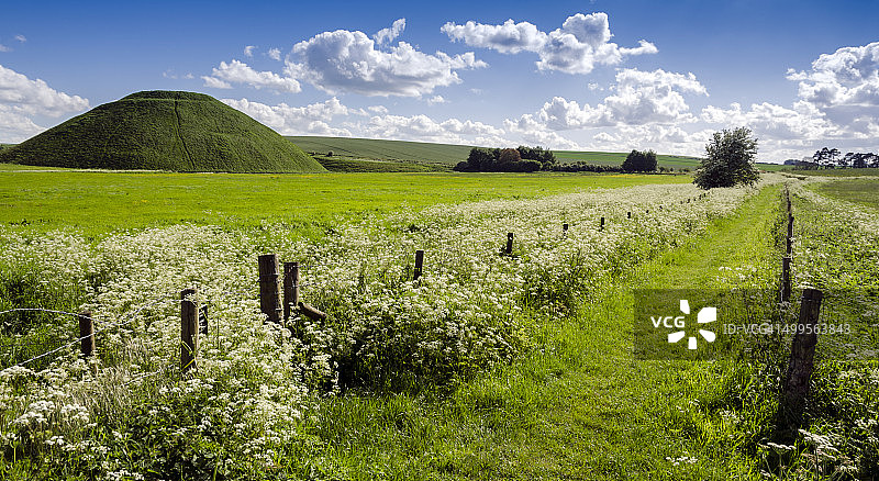 在锡尔伯里山旁行走图片素材
