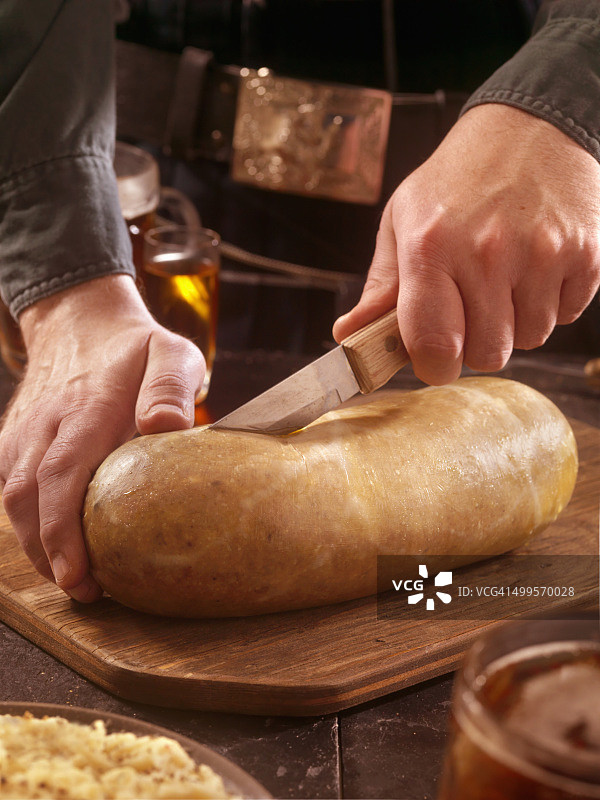 切传统哈吉斯，配萝卜、威士忌和啤酒图片素材