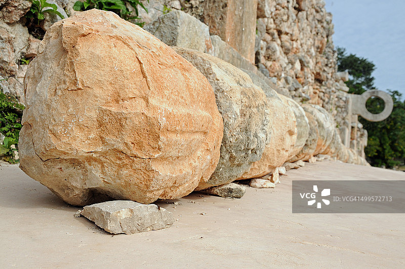 古代玛雅人球场和石球门环图片素材