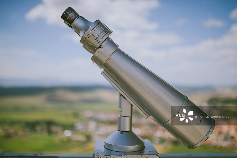 双筒望远镜和模糊的背景景观图片素材