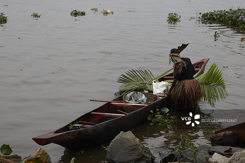 准备恩贡多水祭仪式的巫师图片素材