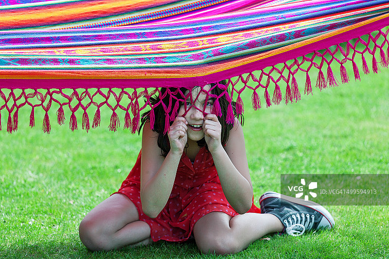 在吊床上玩躲猫猫图片素材