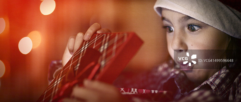 拿着礼物的小女孩图片素材