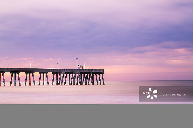 日出时分的钓鱼码头图片素材