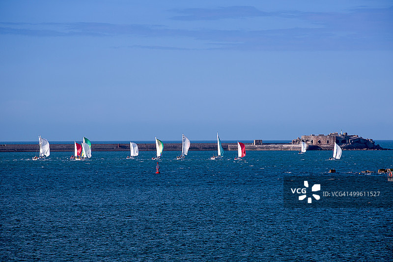 带有三角帆的帆船和古老堡垒图片素材