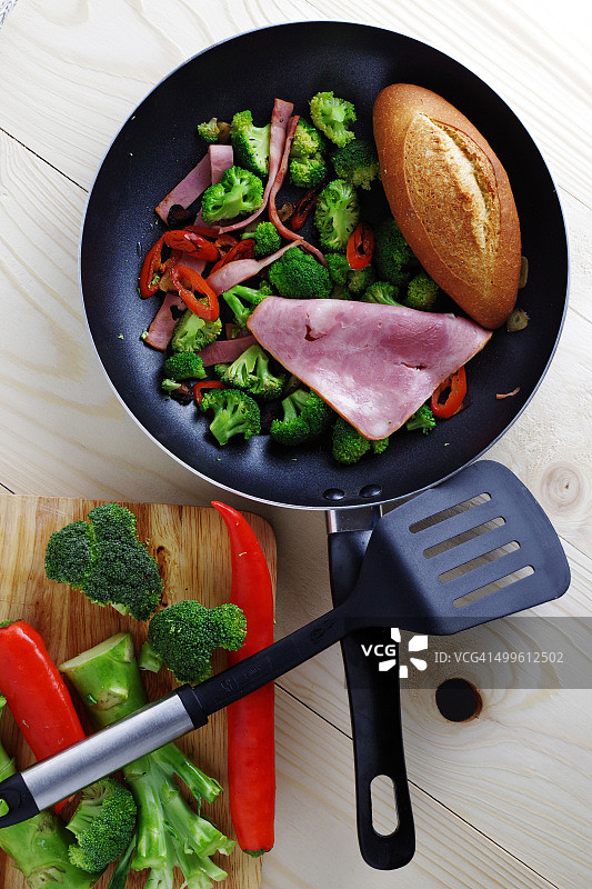 炸西兰花配火腿图片素材