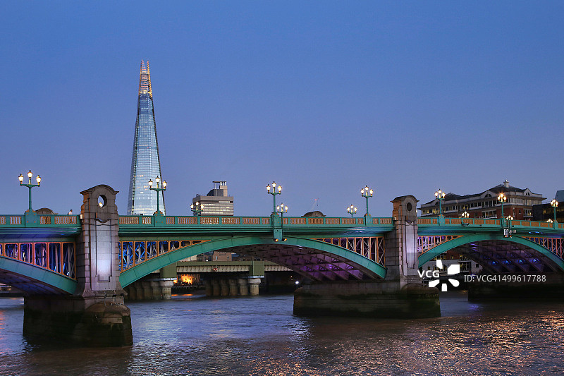 伦敦天际线：碎片大厦与南华克桥暮光景色图片素材