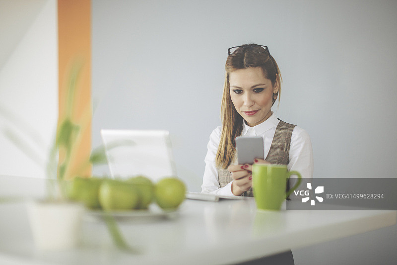 年轻女子工作场景图片素材