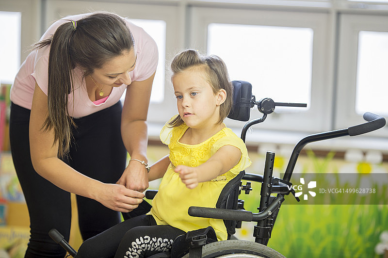 坐在轮椅上的小女孩图片素材