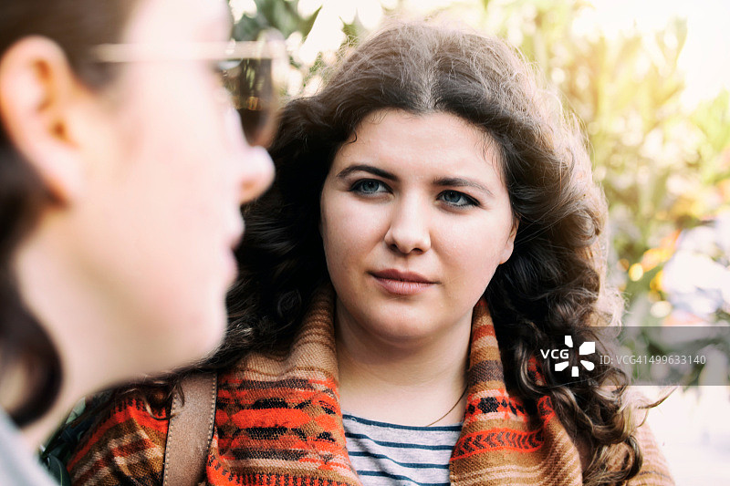 母亲和悲伤的女儿说话图片素材