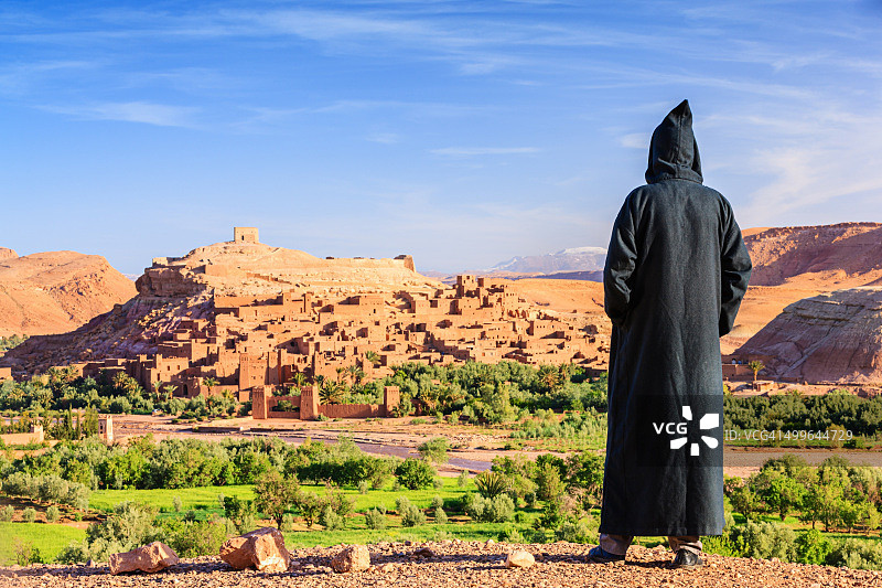 眺望阿伊特·本·哈杜的摩洛哥男子图片素材