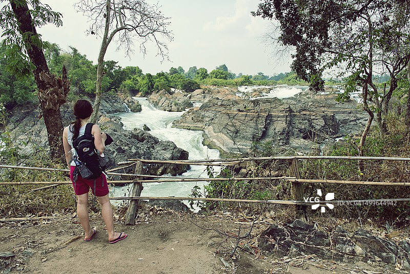 老挝四千美岛湄公河上的李 phì 瀑布或 Somphamit 瀑布图片素材