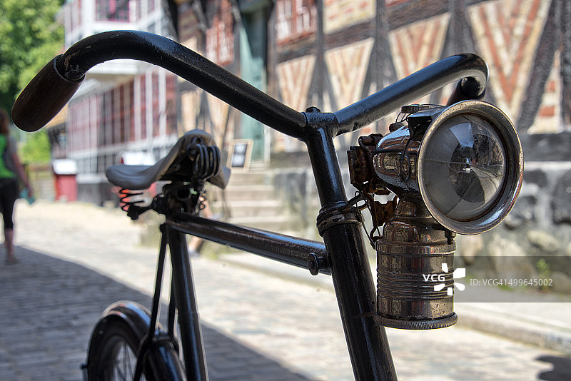 带灯的老式自行车，丹麦奥胡斯图片素材