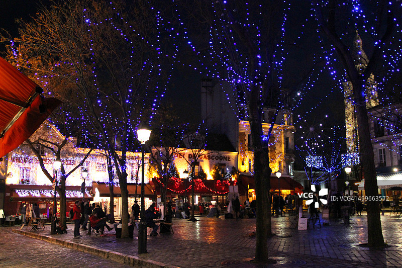 圣诞节期间在蒙马特高地广场的画家和游客图片素材