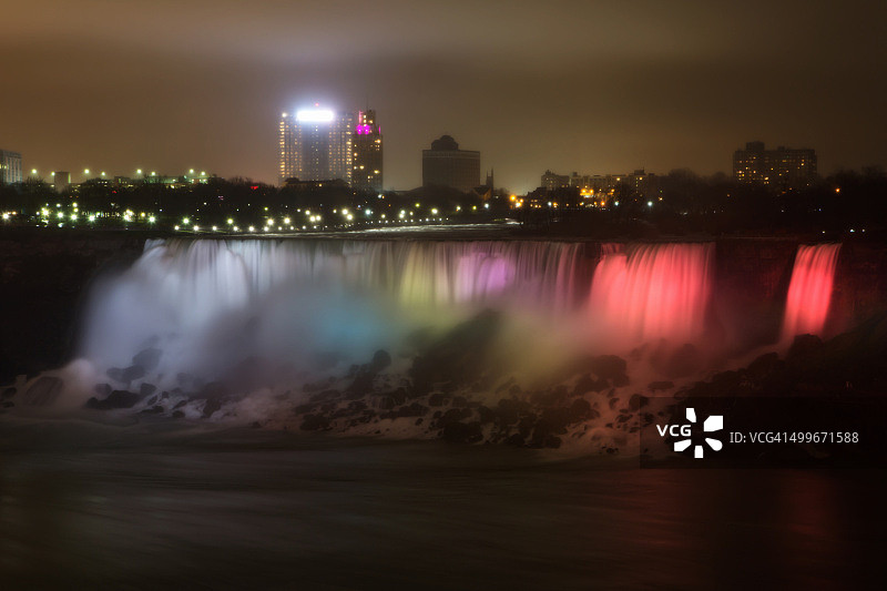 美国瀑布雨夜景色图片素材