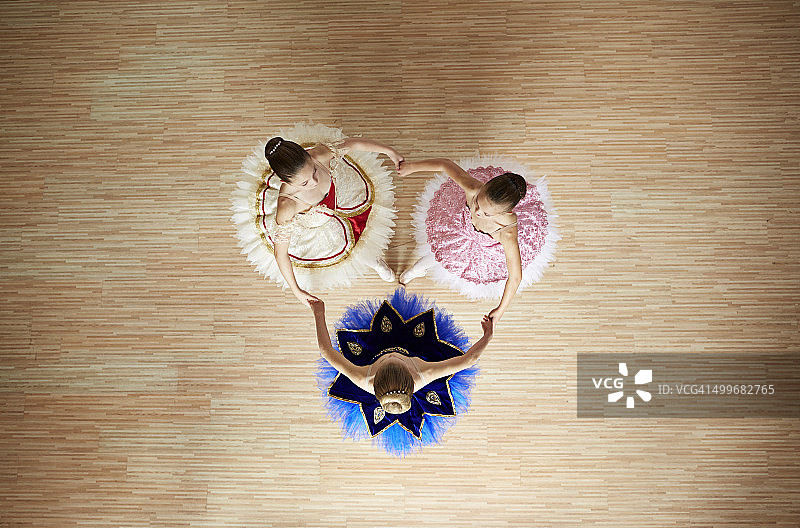 芭蕾舞女孩手牵手摆姿势（俯视）图片素材