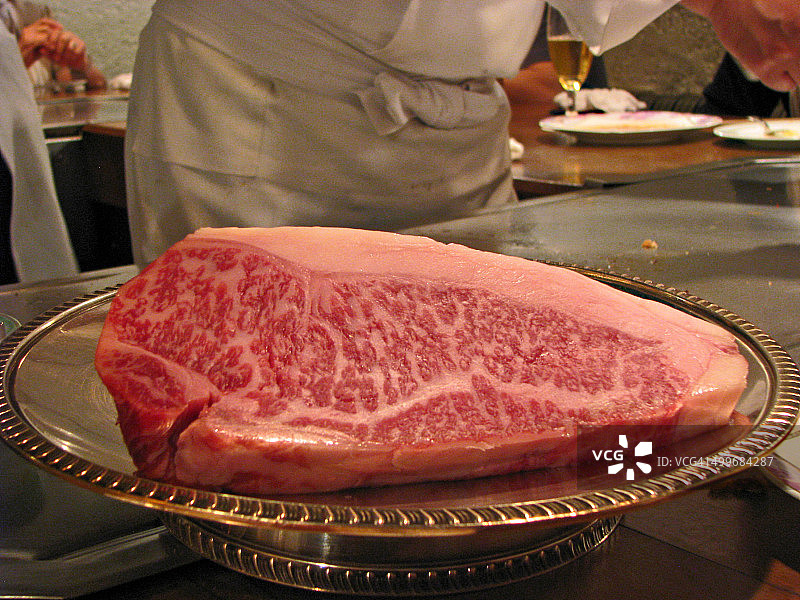 东京餐厅中的神户牛肉图片素材