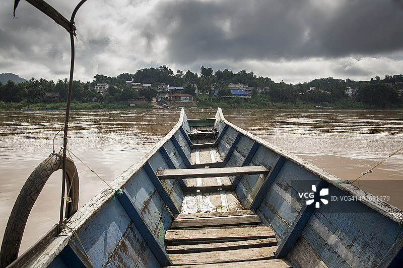 船只横渡湄公河进入老挝图片素材
