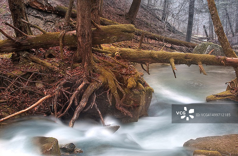蜿蜒的水流图片素材