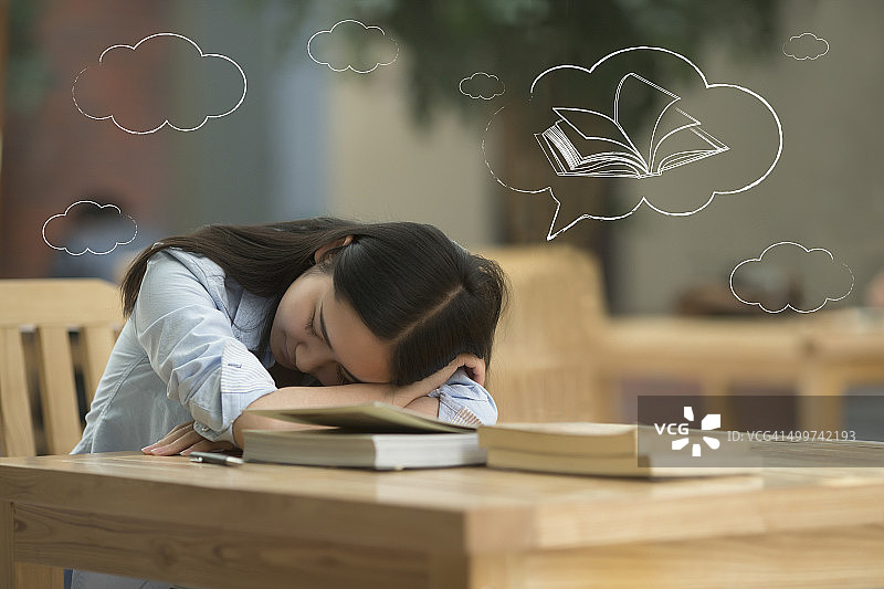 在户外咖啡厅的亚洲女学生们图片素材