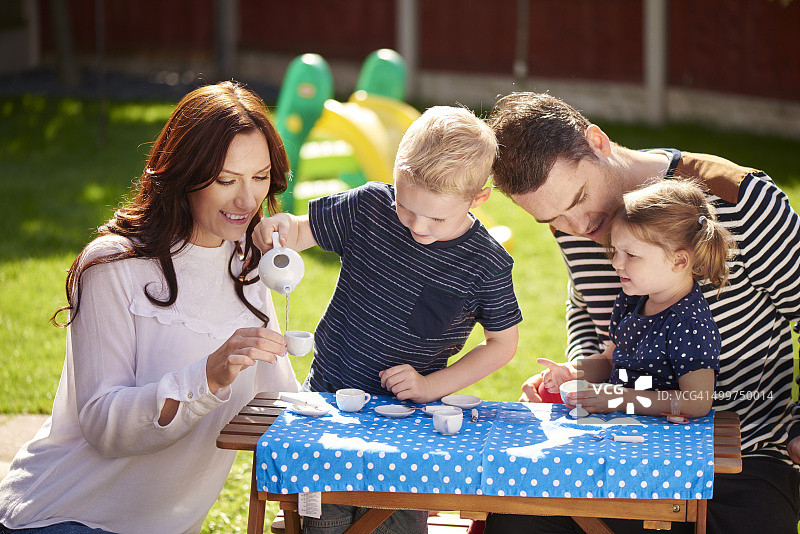 四人茶话会图片素材