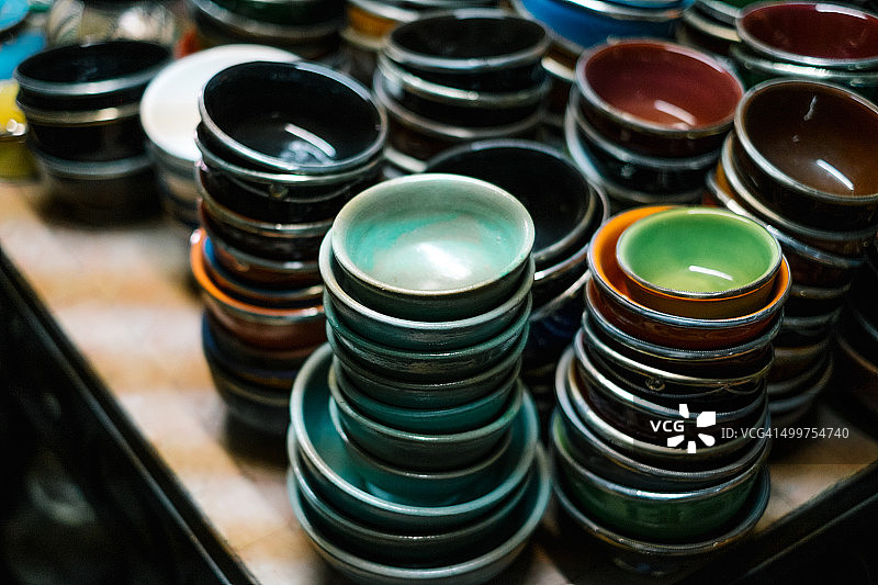 摩洛哥丹吉尔市场上出售的陶瓷碗图片素材