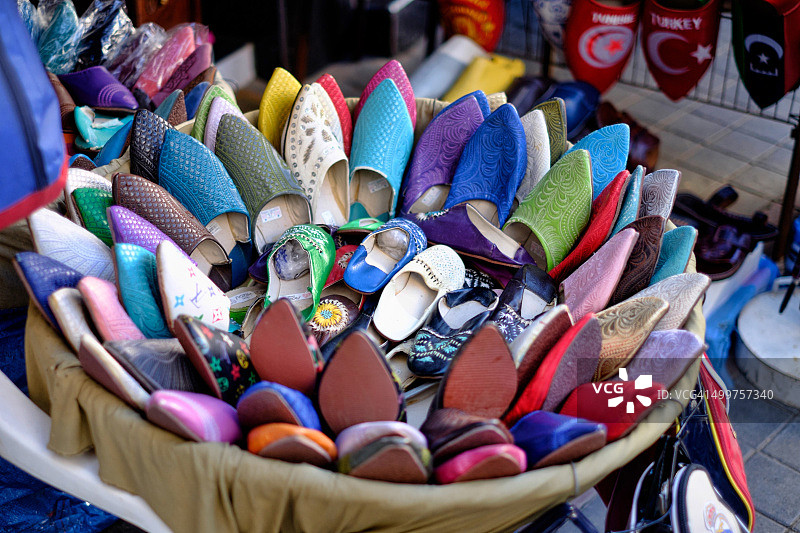 摩洛哥卡萨布兰卡市场里的一篮巴布什拖鞋图片素材