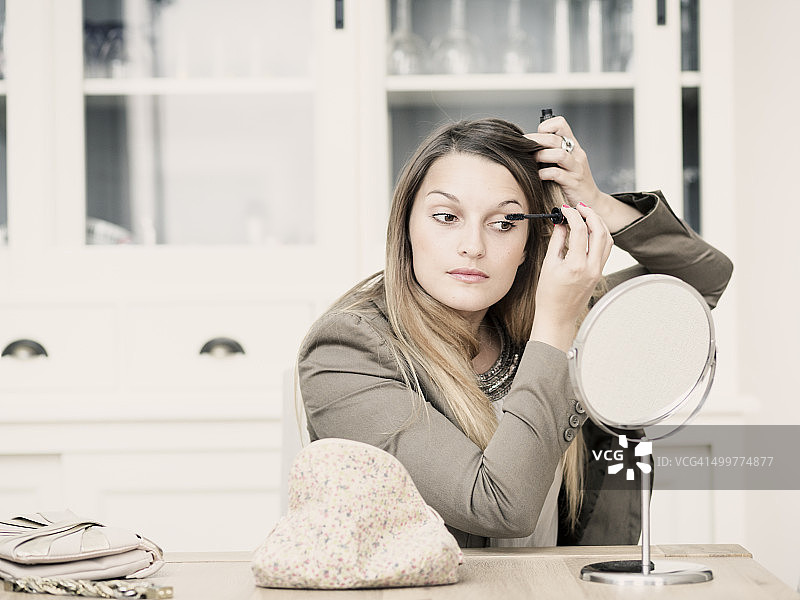 在公寓里的年轻女人图片素材