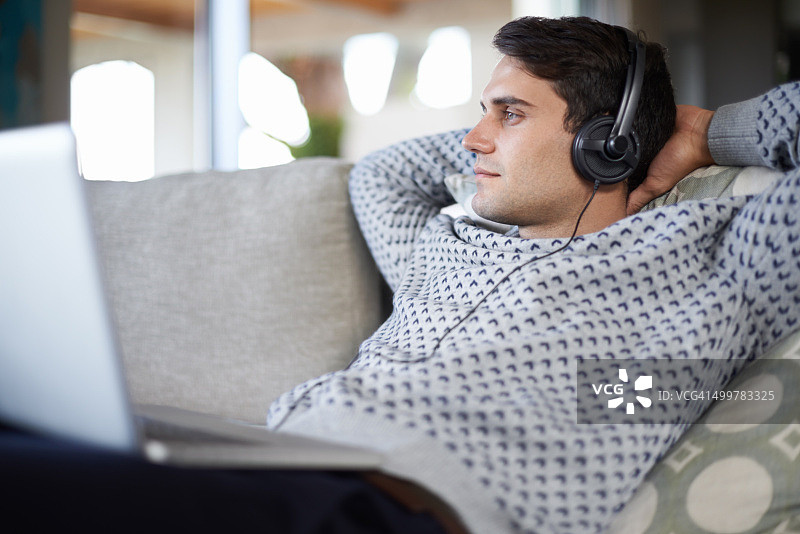 他平静的凝视图片素材