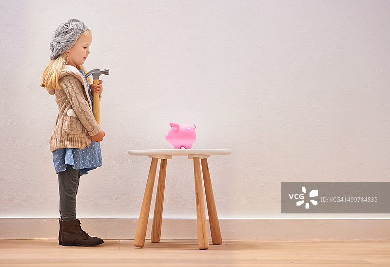 考虑如何使用她的积蓄图片素材