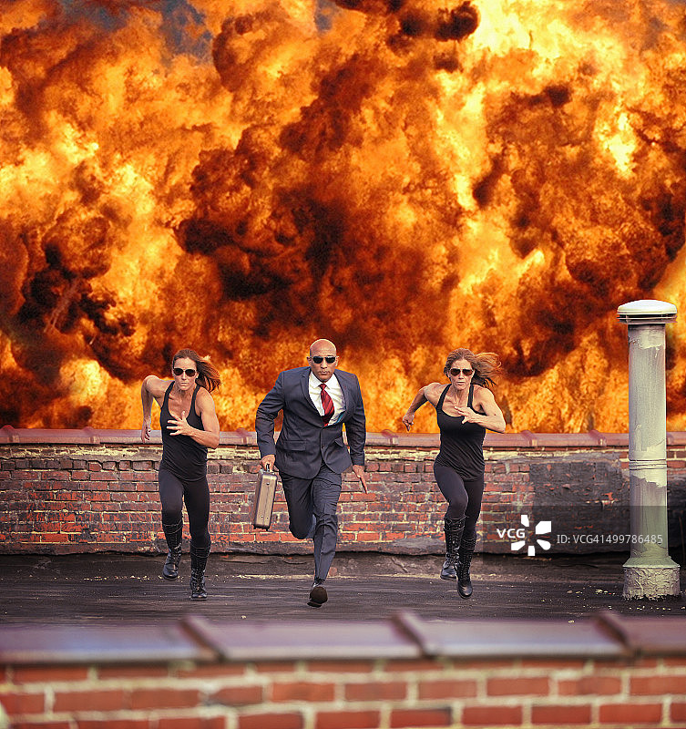 保镖护送逃离爆炸现场VIP图片素材
