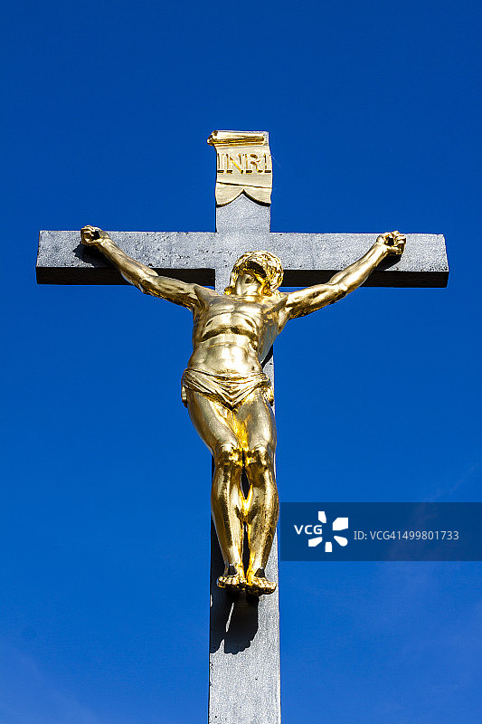 十字架上的金色耶稣像图片素材