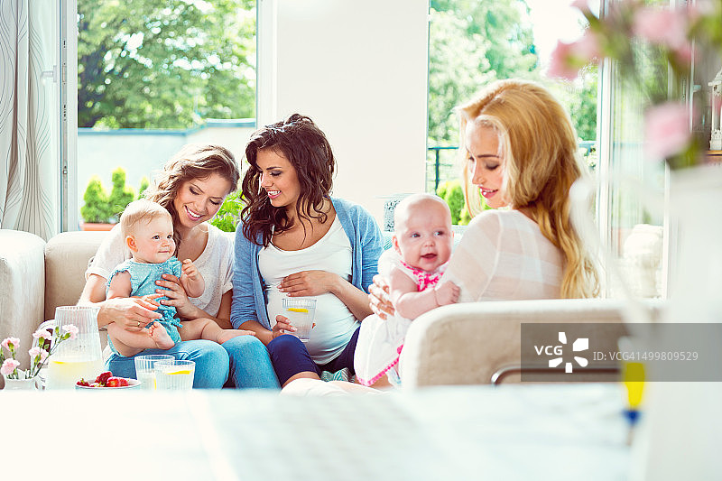 年轻的母亲和婴儿图片素材