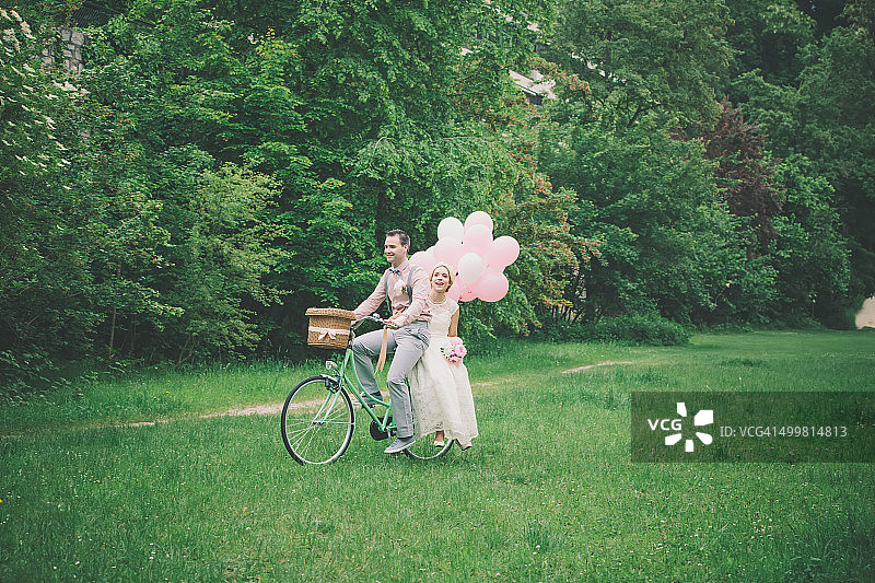骑自行车的婚礼夫妇图片素材