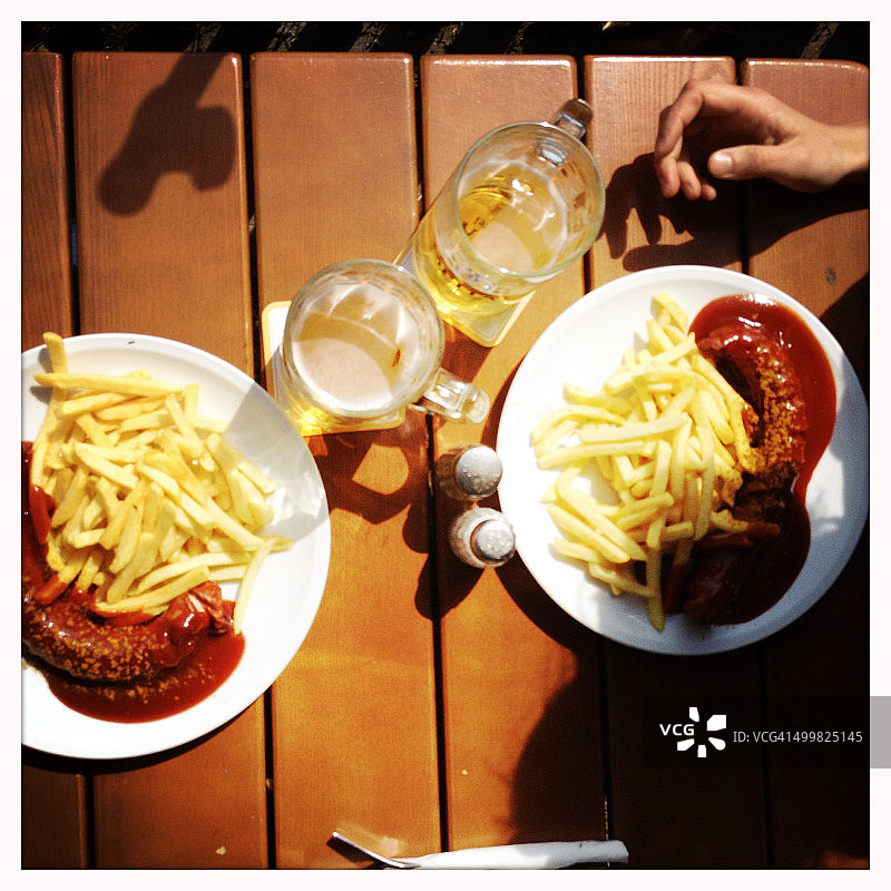 德国啤酒花园咖喱香肠和薯条图片素材