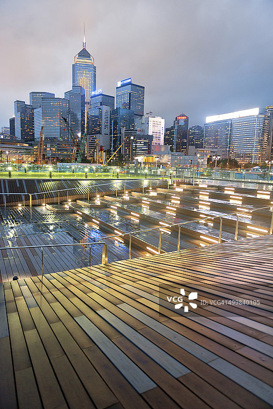 香港会议展览中心和中央广场雨夜图片素材