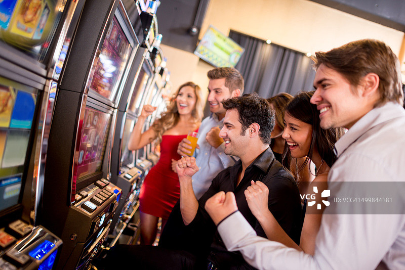 在赌场赢钱的人们图片素材