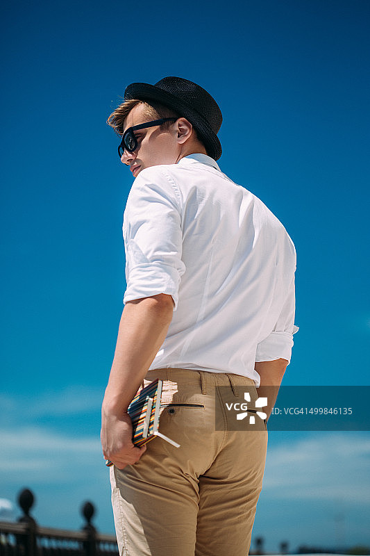 户外拍摄：年轻的时尚男士图片素材