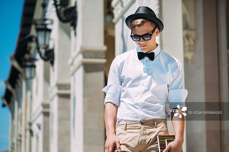 户外拍摄：年轻的时尚男士图片素材