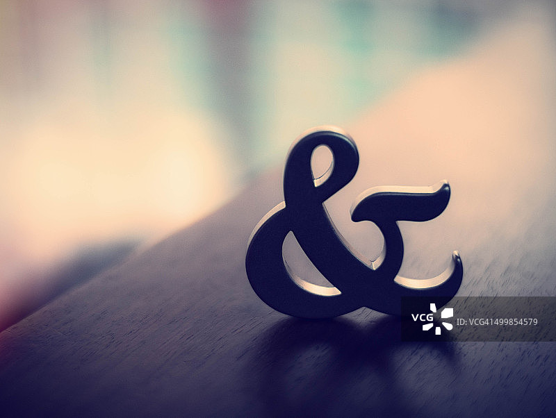 木制柜台上的＆符号图片素材