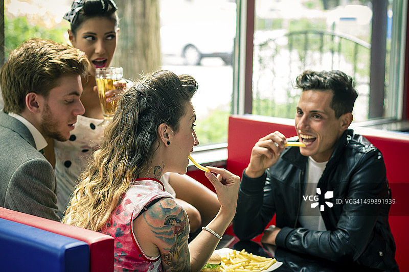 在复古酒吧里的年轻人 - 1950年代风格图片素材