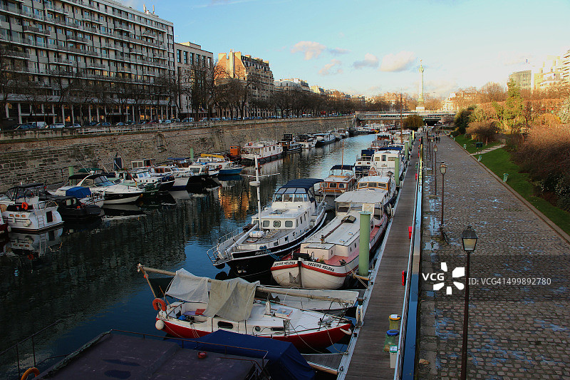 巴黎巴士底广场附近的圣马丁运河和阿森纳码头概览图片素材