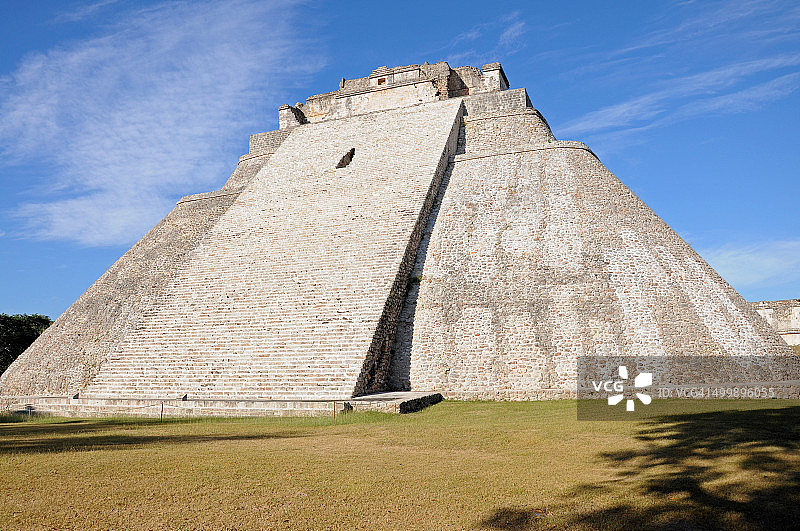 古代玛雅弯曲阶梯金字塔，乌斯马尔图片素材