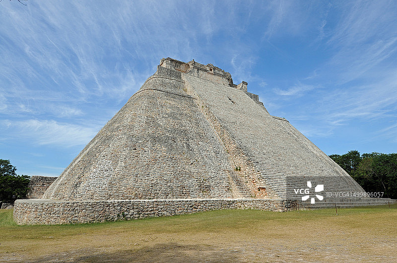 古代玛雅弯曲阶梯金字塔，乌斯马尔图片素材