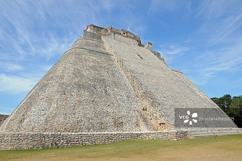 古代玛雅弯曲阶梯金字塔，乌斯马尔图片素材
