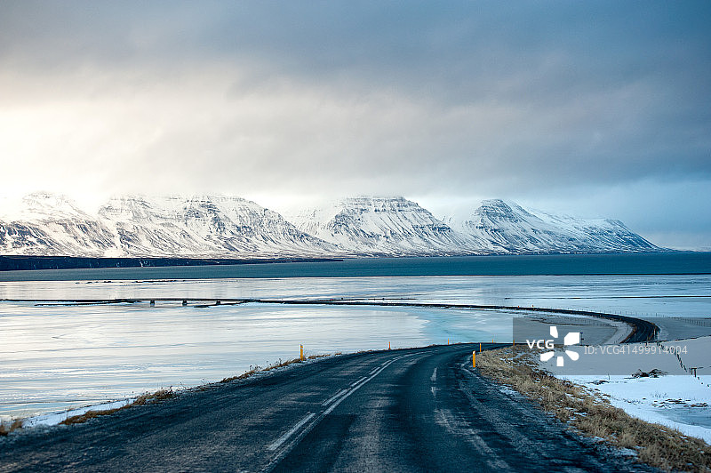 冰岛北部绍达克罗屈尔河口的蜿蜒道路图片素材